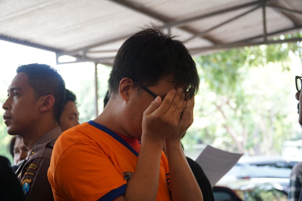 Nico, tersangka pencabulan terhadap 8 muridnya, saat gelar perkara di Polrestabes, Kamis 12 Maret 2020. (Foto: Andhi Dwi/Ngopibareng.id)