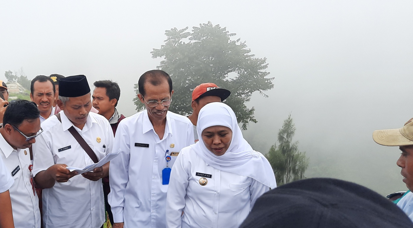 Gubernur Jawa Timur Khofifah Indar Parawansa saat bersama petani di Desa Genilangit Magetan. (Foto: Alief Sambogo/Ngooibareng.id)