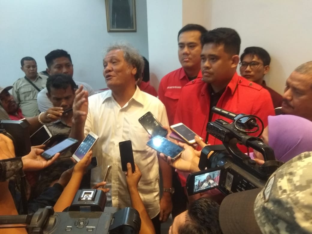 Bobby Nasution mengenakan jas merah PDI Perjuangan. (Foto: Istimewa)