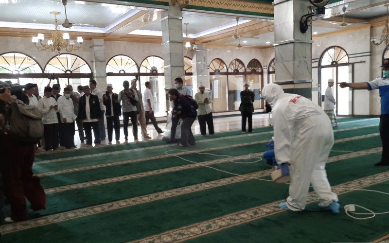 Ketua Dewan Masjid Indonesia Yusuf Kalla saat melihat prosesi penyemprotan masjid. (Foto: Dok/Antara)