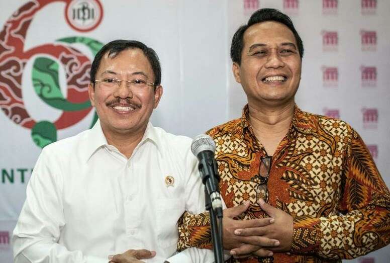 Ketua Umum PB IDI, Daeng M Fakih (baju batik) bersama Menteri Kesehatan Terawan Agus Putranto. (Foto: Asmanu/Ngopibareng.id)