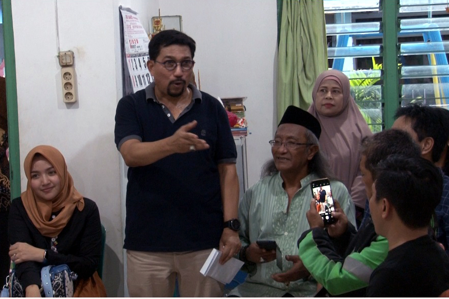 Machfud Arifin saat menyapa warga  Kedung Rukem, Surabaya. (Foto: Istimewa)