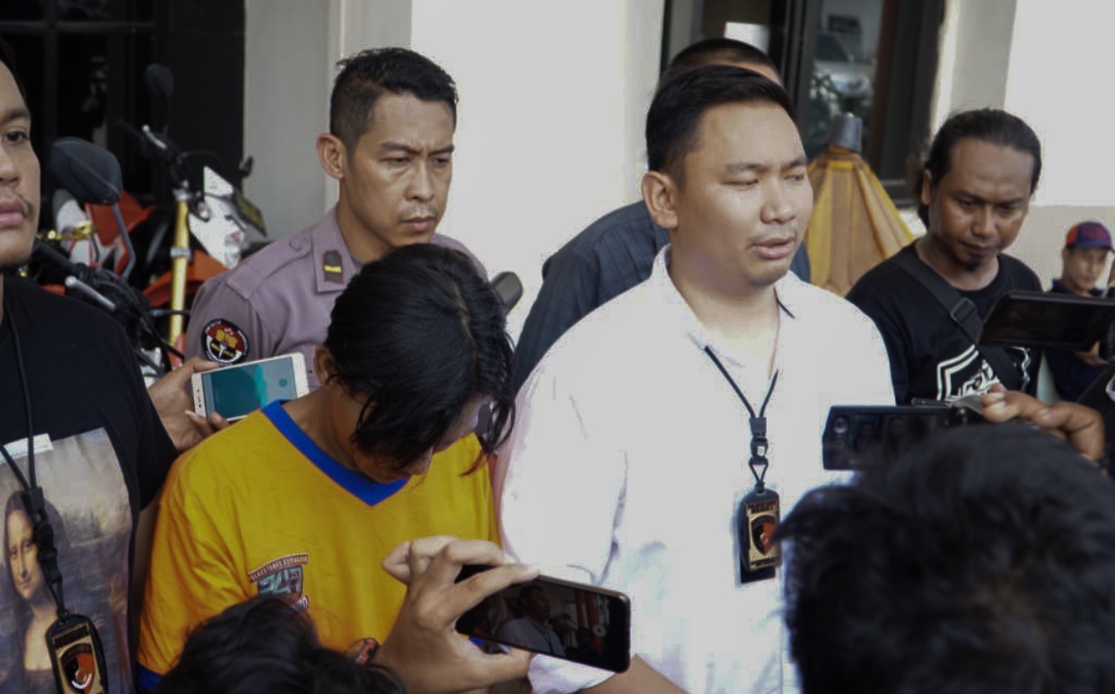Iptu Arief bersama tersangka penjual istri (foto istimewa)