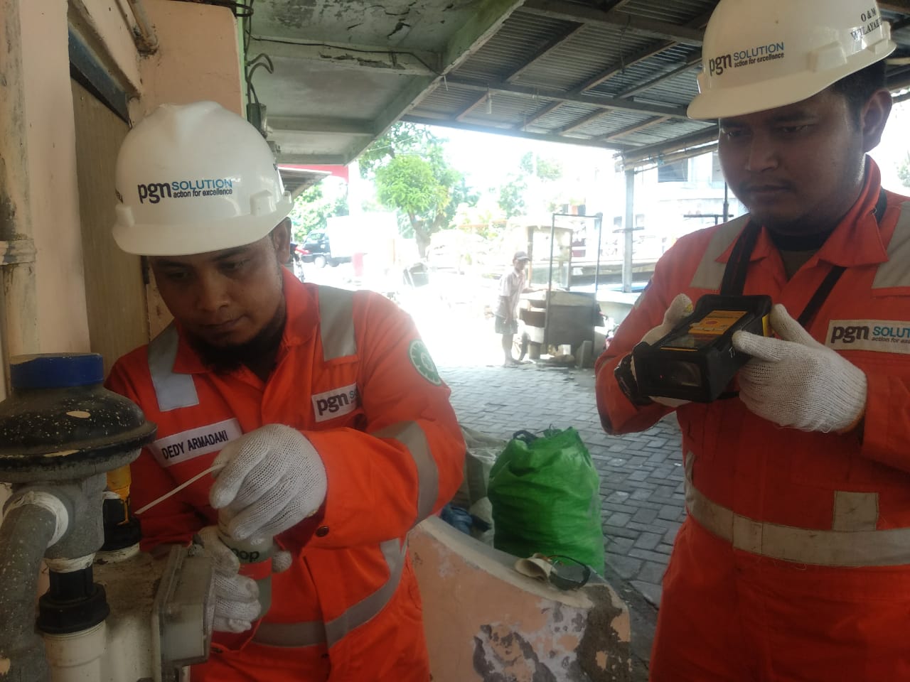 Ari Wibowo (kanan) dan Dedhy Armadani (kiri) mengecek kebocoran gas pelanggan PGN di Bratang Kesumo. (Foto: Rizqi Mutqiyyah/Ngopibareng.id) 