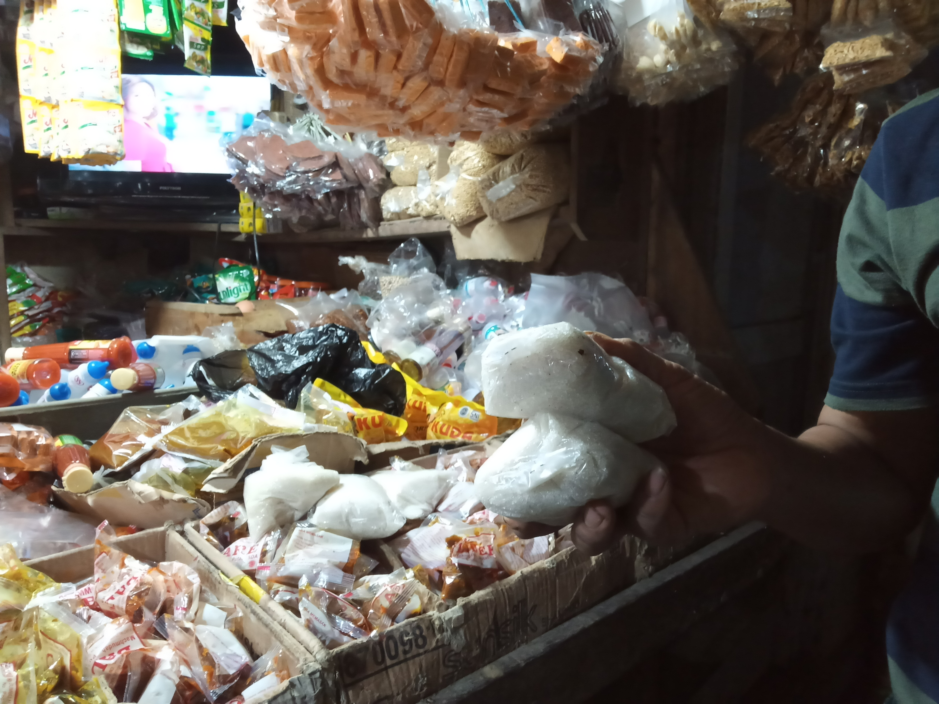 Gula pasir yang dijual di Pasar Gadang, Kota Malang (Foto: Lalu Theo/ngopibareng.id)