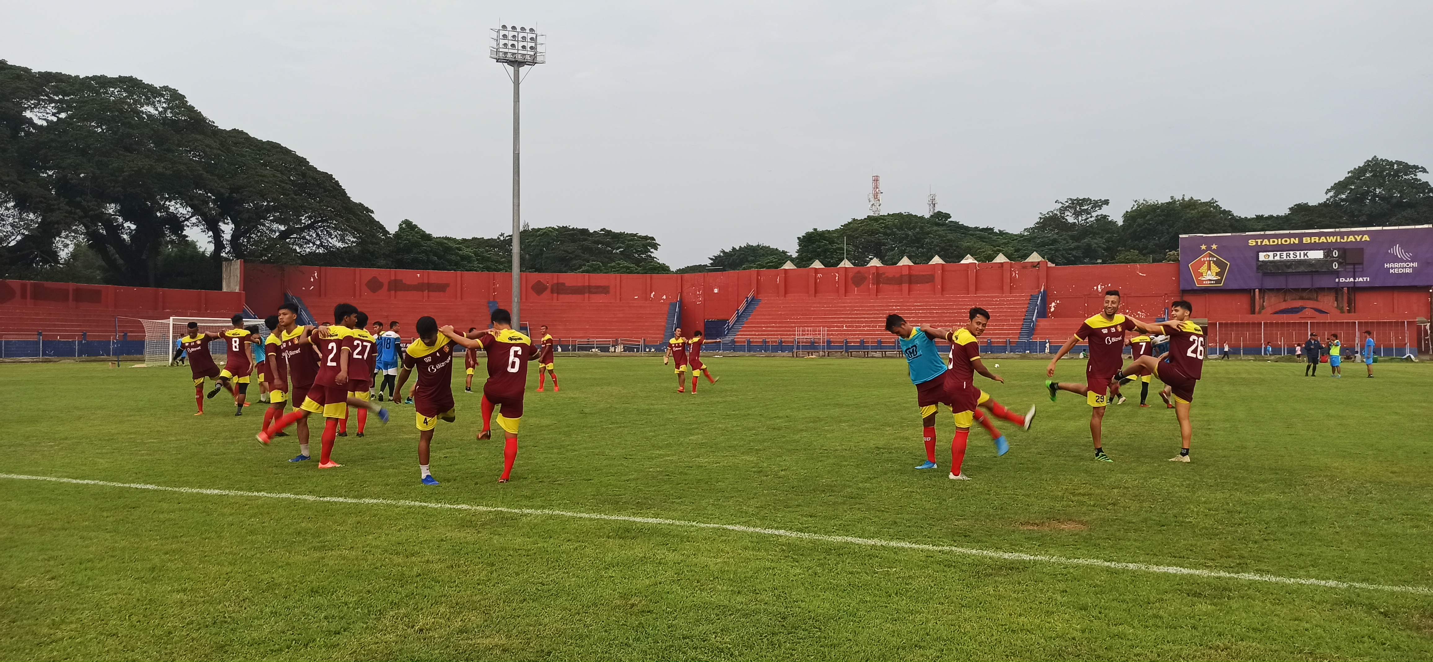 Pemain Persik Kediri gelar latihan di Stadion Brawijaya, Kediri. (Foto: Fendi Plesmana/Ngopibareng.id) 