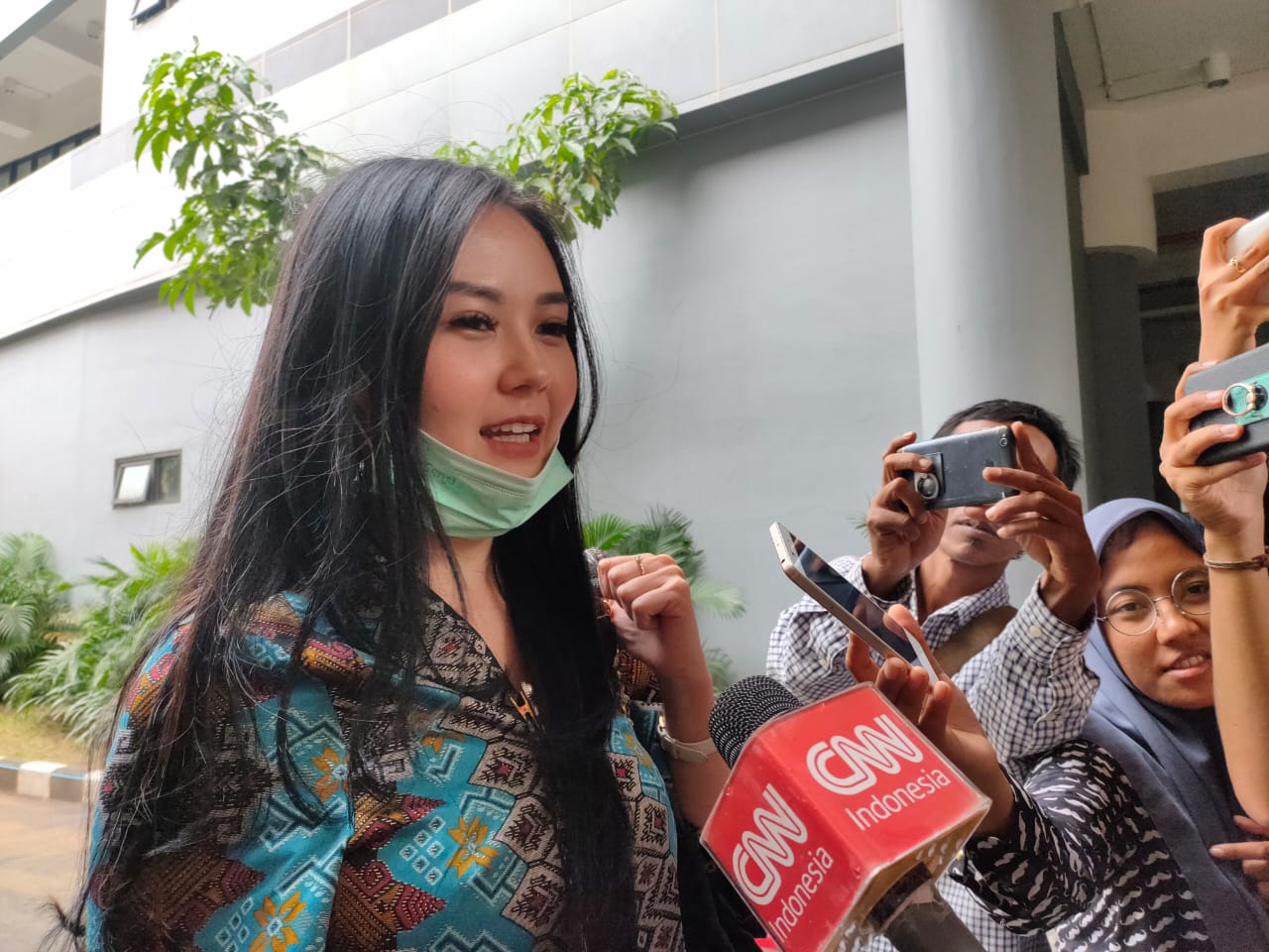 Selebgram Sarah Gibson saat tiba di Gedung Ditreskrimsus Polda Jatim, Surabaya, Jumat 13 Maret 2020. (Foto: Fariz Yarbo/Ngopibareng.id)