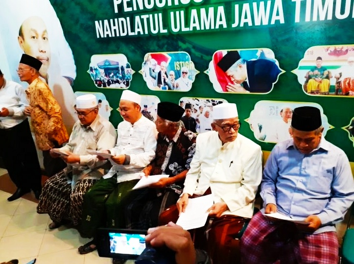 Katib Syuriah PWNU Jatim, KH Syafrudin Syarif (nomor dua dari kiri, duduk), bersama para masyayikh PWNU Jawa Timur. (Foto: istimewa)