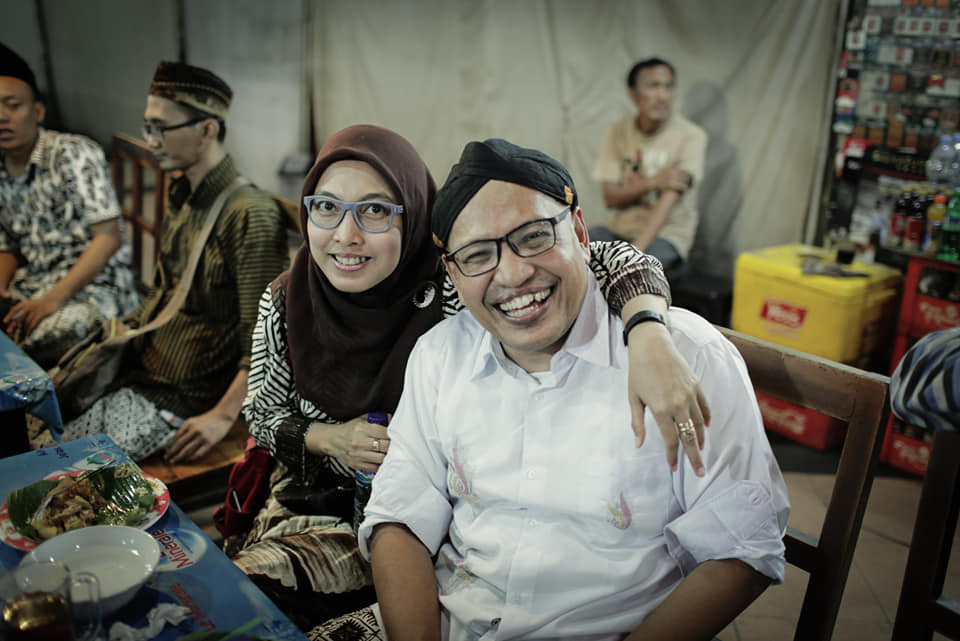 KH Ulil Abshar Abdalla bersama Ning Ienas Tsuroiya, isterinya. (Foto: Istimewa)