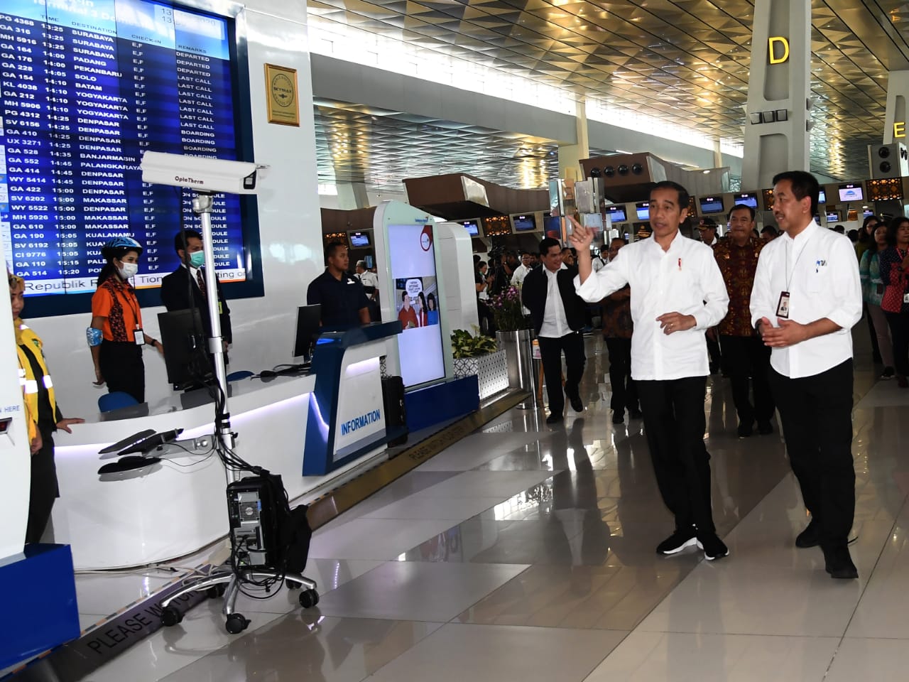 Presiden Joko Widodo (Jokowi) meninjau kesiapan Bandara Internasional Soekarno Hatta menghadapi corona. (Foto: BPMI Setpres)