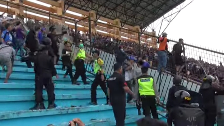 Tangkapan layar YouTube kericuhan di laga PSIS Semarang versus Arema FC (Foto: YouTube)