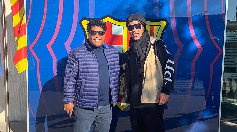 Ronaldinho (kanan) saat berada di markas Barcelona. (Foto: Twitter