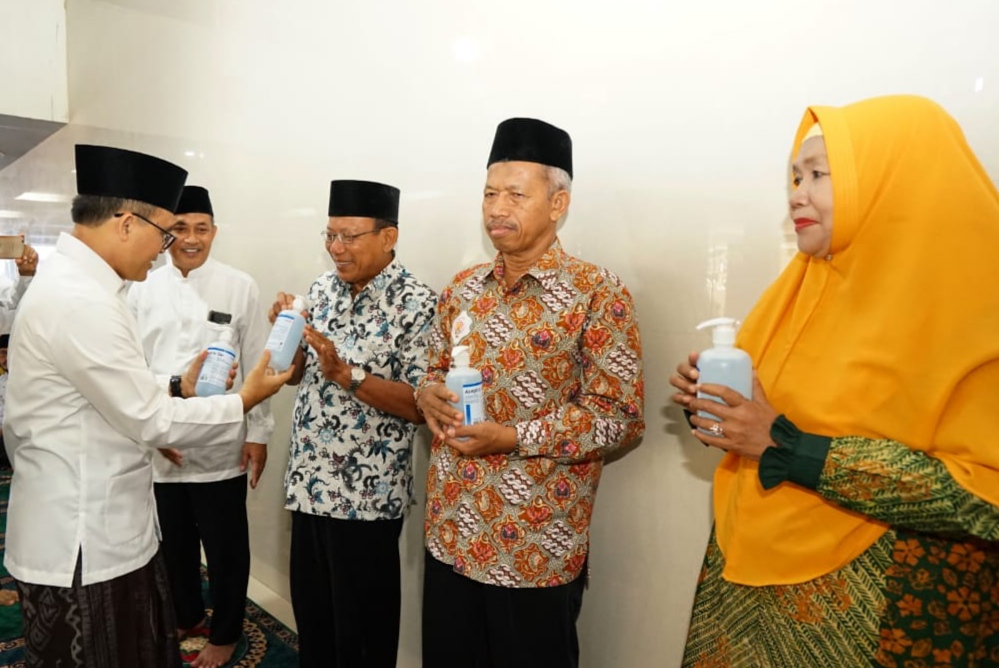 Bupati Banyuwangi Abdullah Azwar Anas secara simbolik menyerahkan hand sanitizer kepada pengurus masjid Ahmad Dahlan (Foto : istimewa)