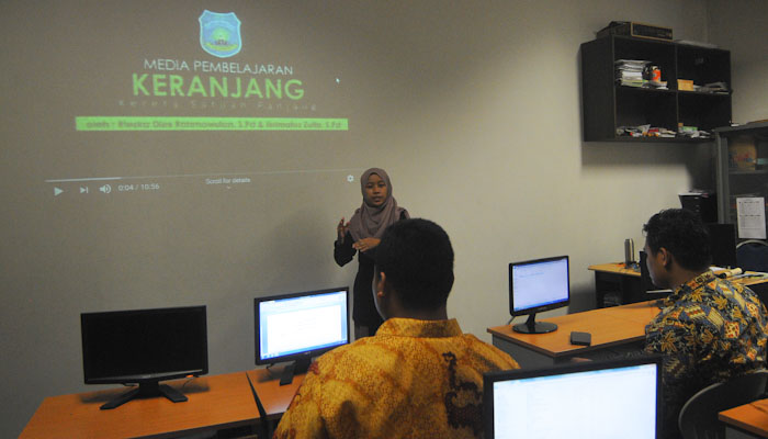 Seorang guru pengajar SD Muhammadiyah 4 Surabaya menyampaikan contoh materi pembelajaran dan tugas untuk siswa didik, yang nantinya akan diberikan secara online. (Foto: Erfan Hazransyah/Ngopibareng.id)