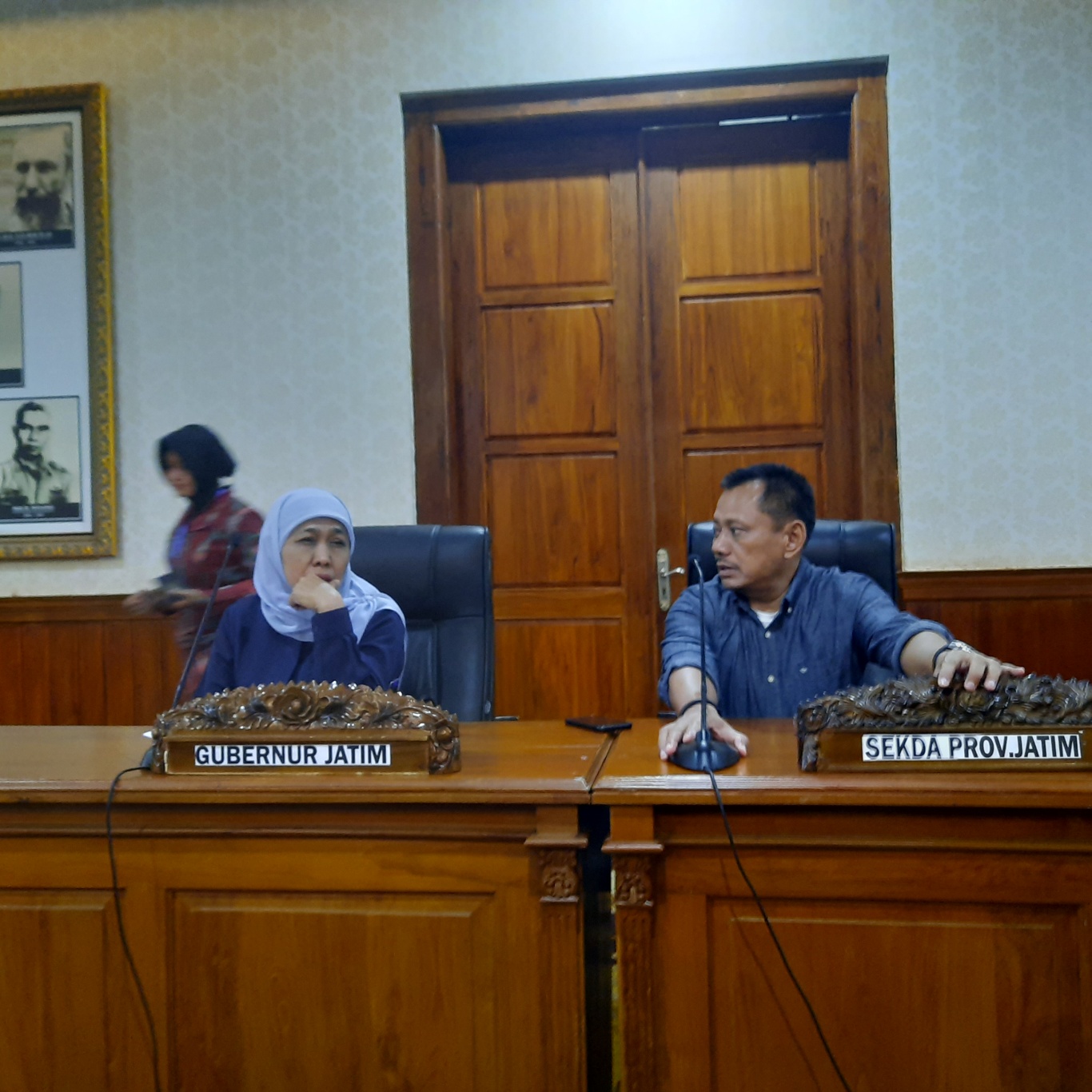 Gubernur Jawa Timur Khofifah Indar Parawansa usai rapat koordinasi penanganan Corona di Grahadi. (Foto: Alief Sambogo/Ngopibareng.id)