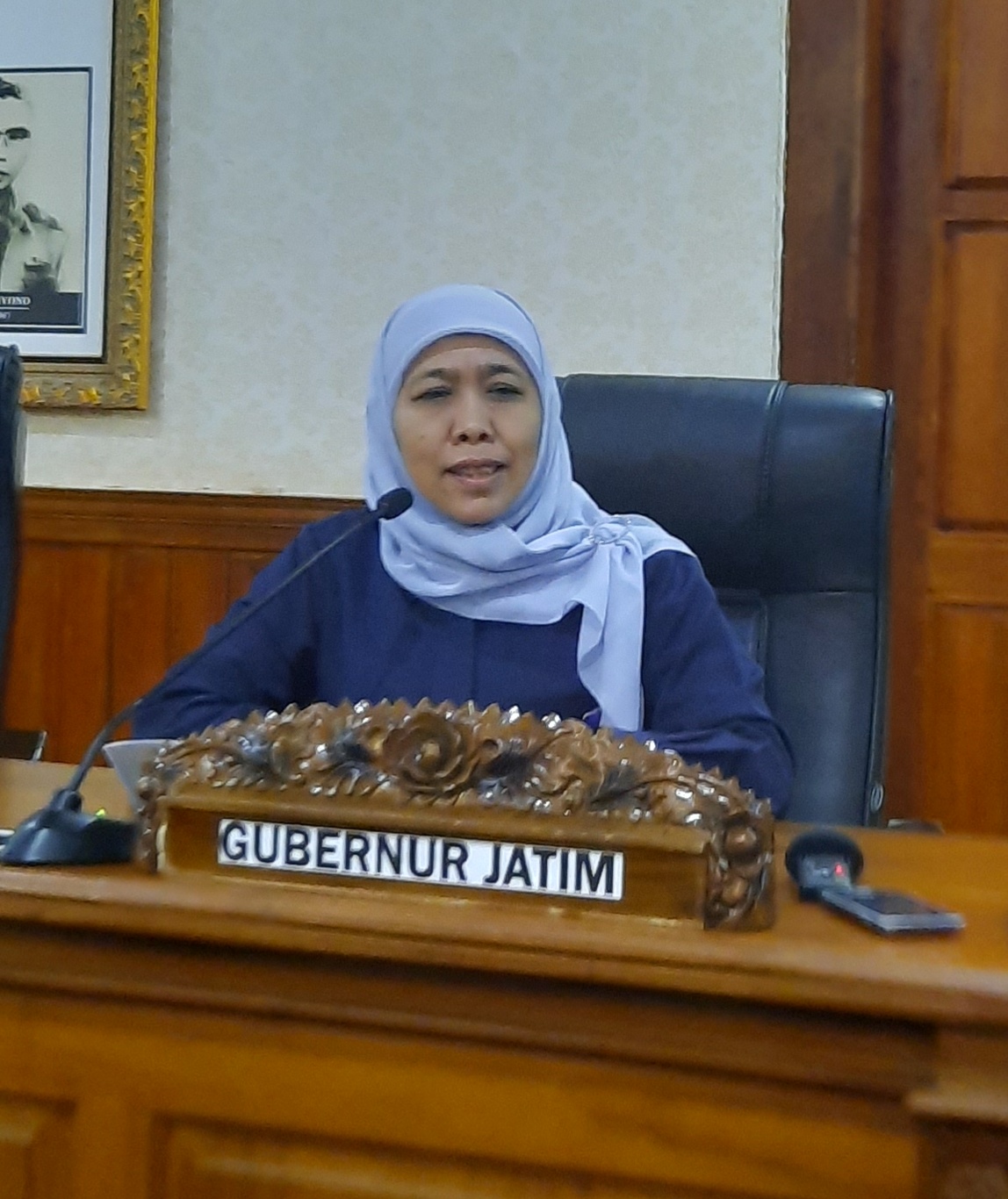 Gubernur Jawa Timur Khofifah Indar Parawansa seusai rapat koordinasi penanganan virus corona di Jawa Timur. (Foto: Alief/ngopibareng.id)