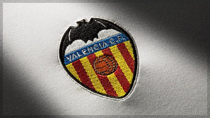 Ada lima orang, termasuk pemain dan staf klub Valencia positif corona. (Foto: Twitter/@