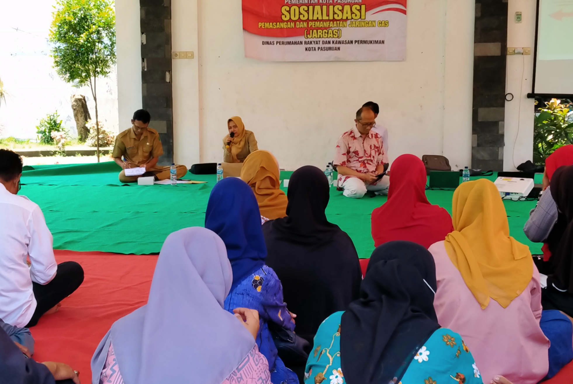 Warga antusias mengikuti sosialisasi pemasangan Jargas di Kantor Kecamatan Purworejo, Kota Pasuruan, Senin 16 Maret 2020. (Foto: Fariz Yarbo/Ngopibareng.id)