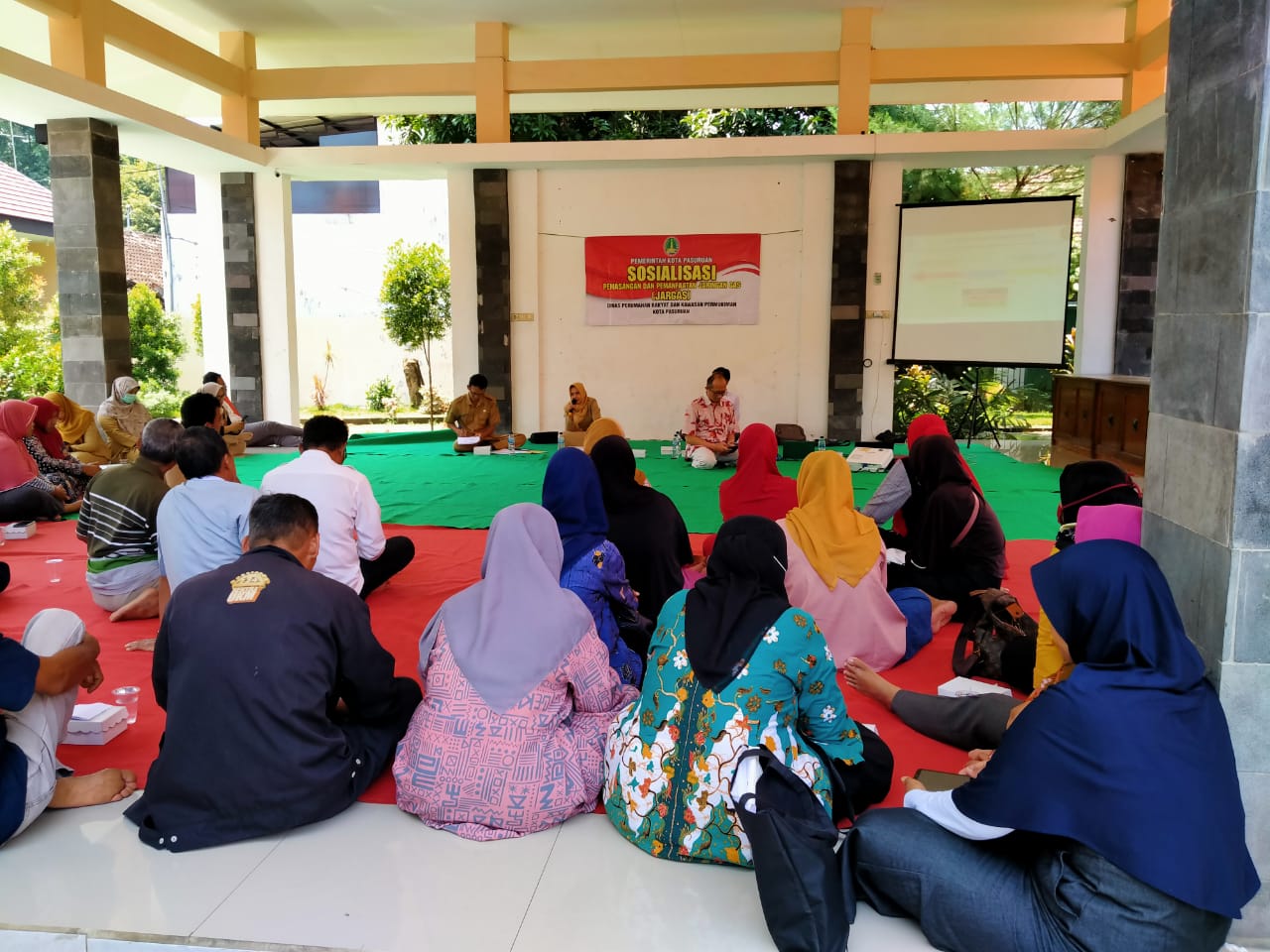 Warga antusiasi mengikuti kegiatan sosialisasi pemasangan Jargas PT PGN di Kantor Kecamatan Purworejo, Surabaya, Senin 16 Maret 2020. (Foto: Fariz Yarbo)