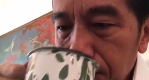 Presiden Joko Widodo minum jamu. (Foto: Antara)