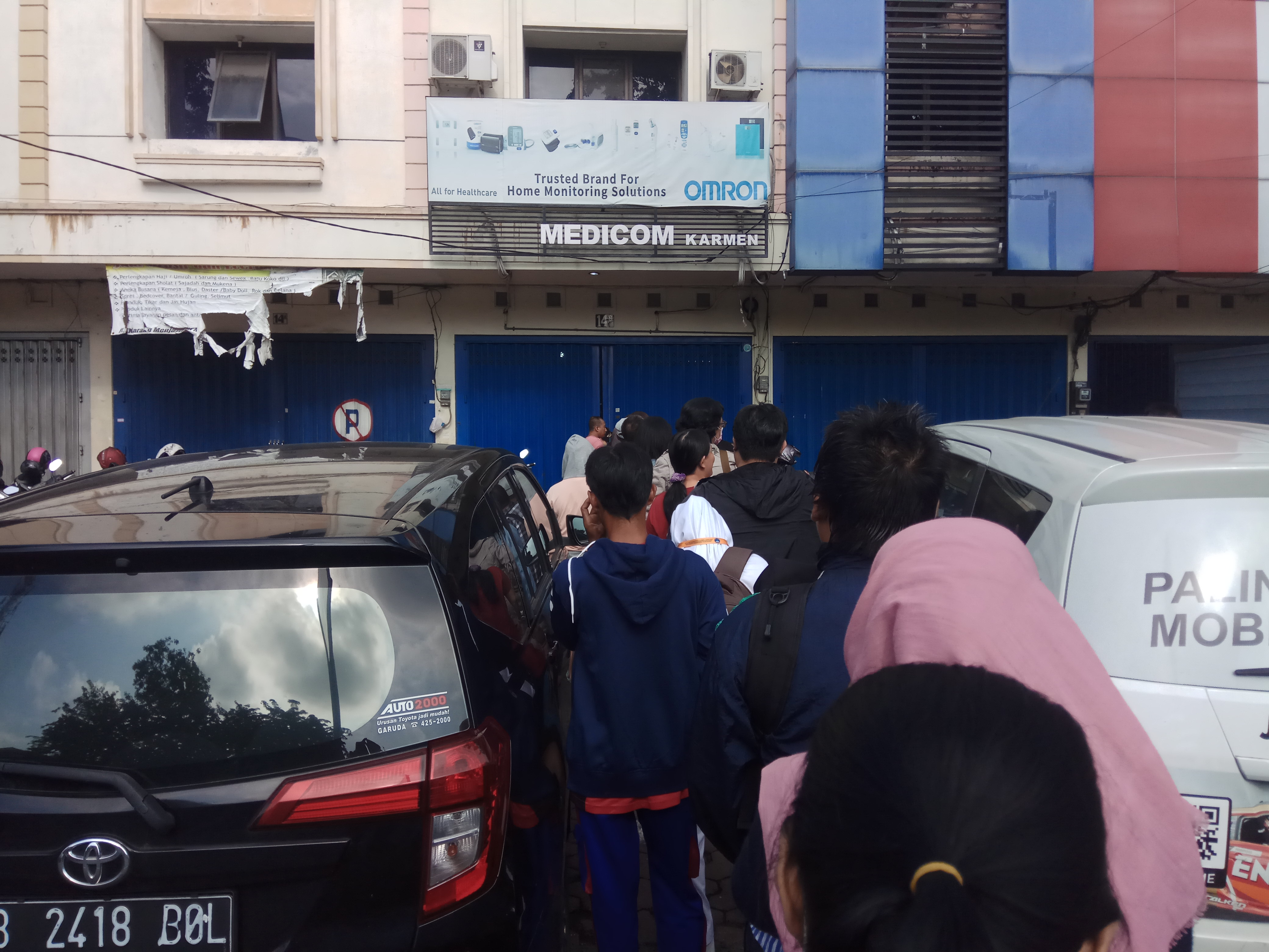 Antrean mengular di salah satu distributor alat kesehatan di Jalan Karangmenjangan. (Foto: Amir Tejo/Ngopibareng.id)