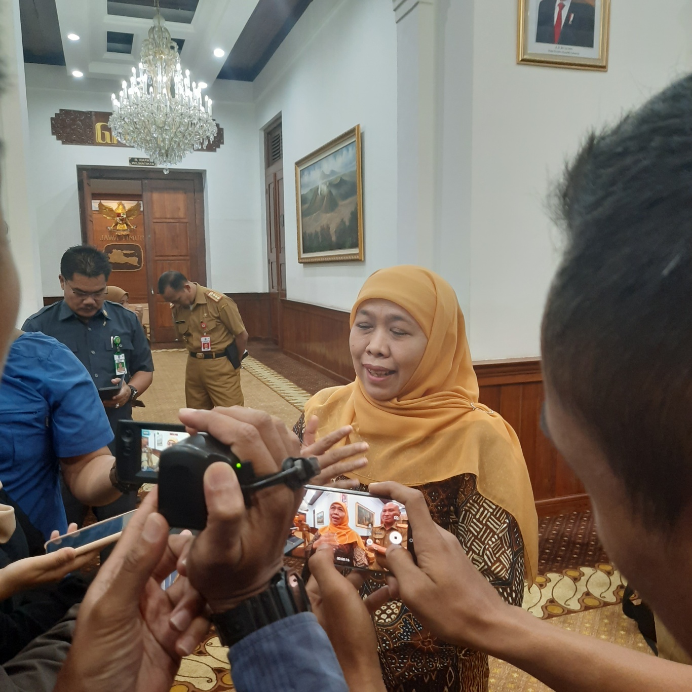 Gubernur Jawa Timur Khofifah Indar Parawansa saat berbincang dengan awak media. (Foto: Aliwf/ngopibareng.id)