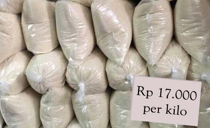 Harga gula pasir di pasaran saat ini. (Foto:Ngopibareng)