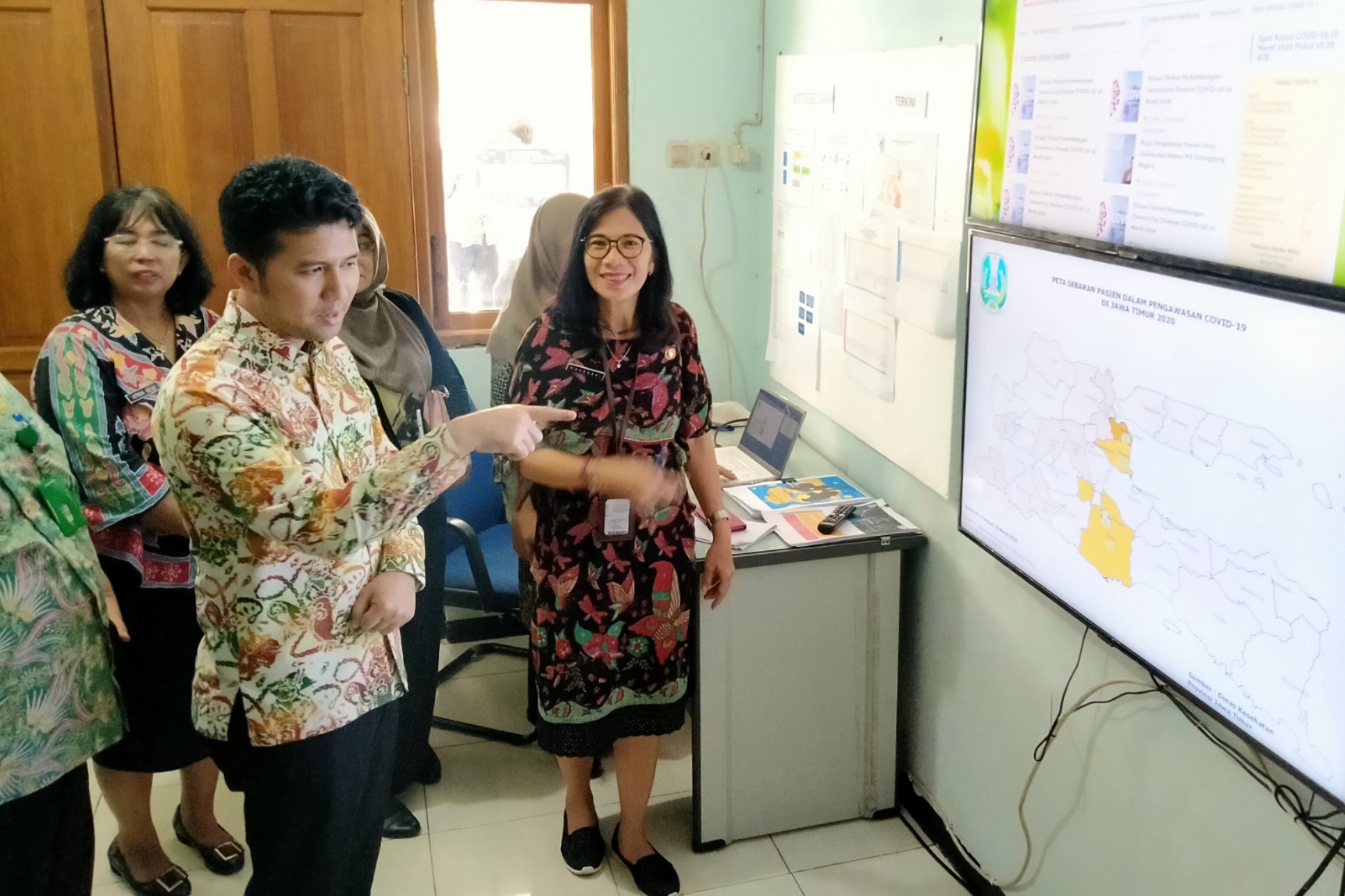 Wagub Jatim, Emil Elestianto Dardak meninjau lokasi posko COVID-19 di Kantor Dinkes Jatim, Surabaya, Selasa 17 Maret 2020. (Foto: Fariz Yarbo/Ngopibareng.id)