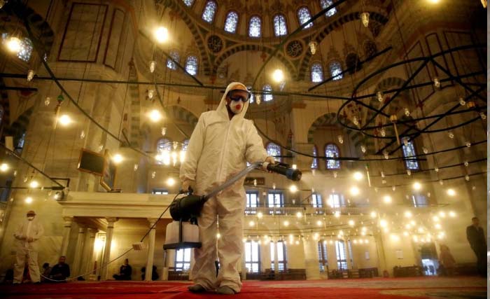 Petugas kesehatan menyemprotkan disinfektan anti  virus di Masjid Biru atau Blue Mosque yang terkenal di Istanbul, Turki. (Foto:Reuters)