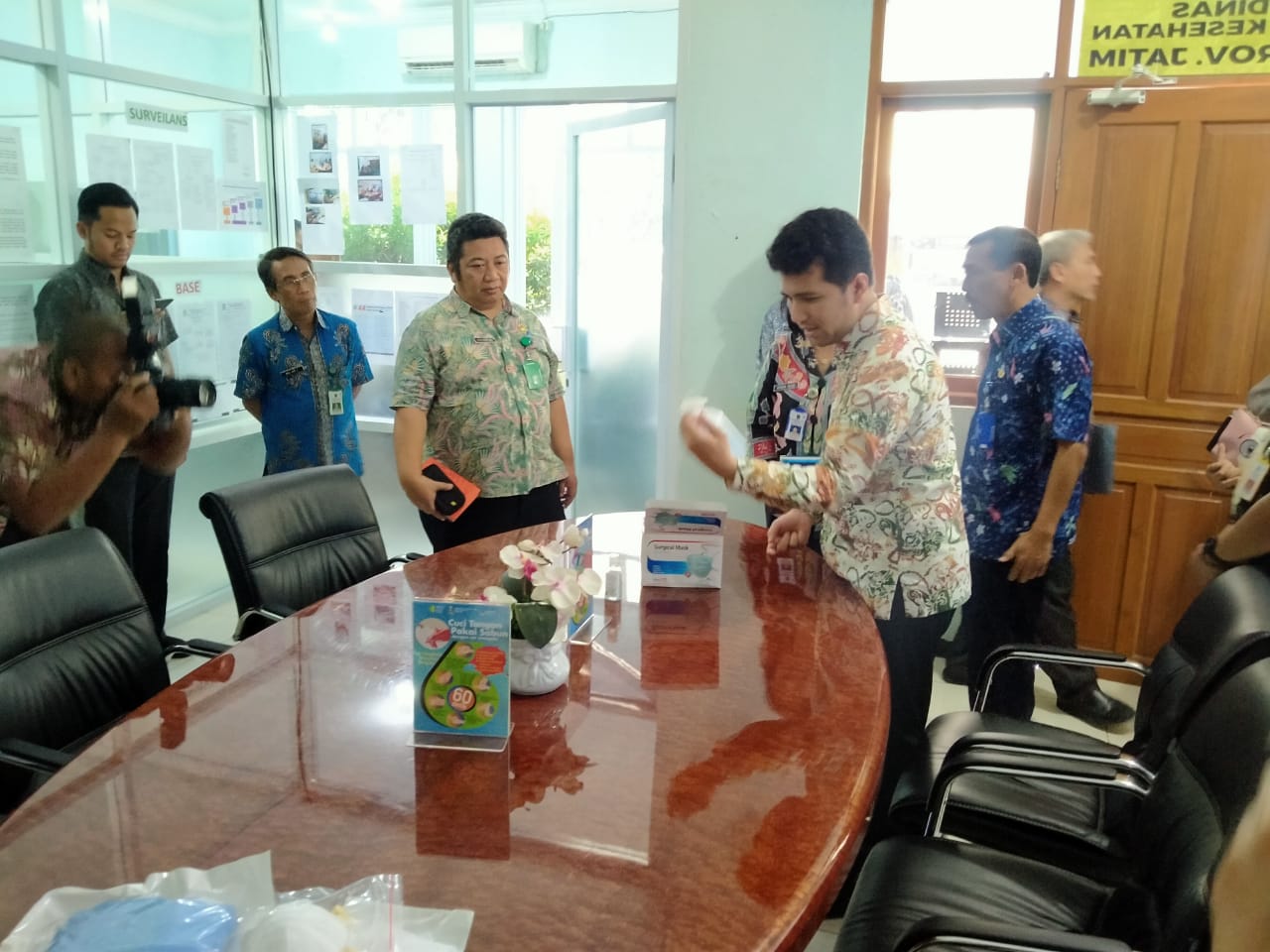 Wagub Jatim, Emil Elestianto Dardak (dua dari kanan) mengecek kesiapan Posko COVID-19 di Kantor Dinas Kesehatan Jatim, Surabaya, Selasa 17 Maret 2020. (Foto: Fariz Yarbo/Ngopibareng.id)