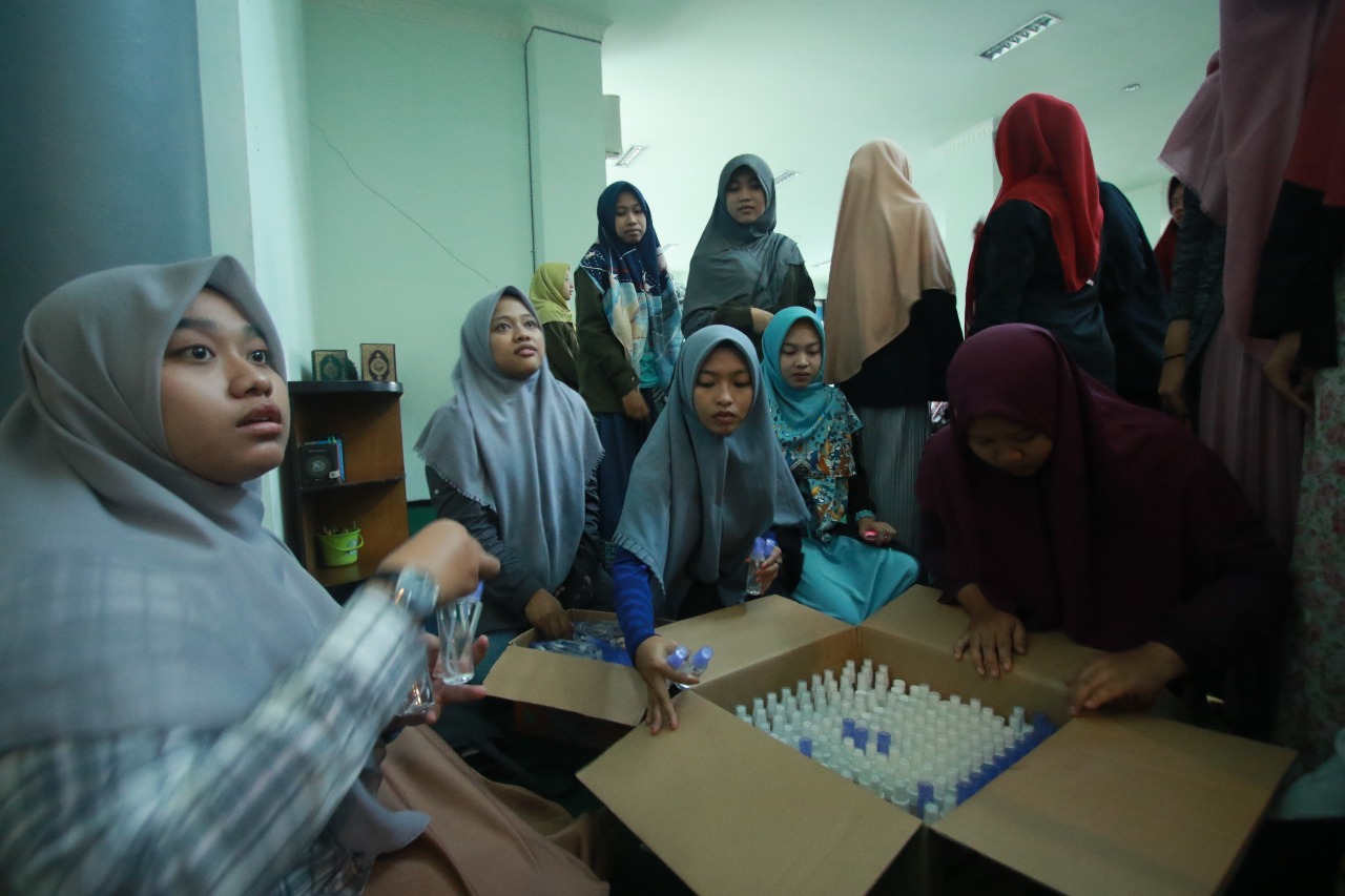 Hand sanitizer yang dibagikan gratis oleh mahasiswa UIN Maliki Malang (Foto: Istimewa)