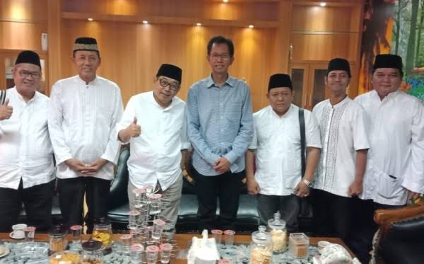 Ketua DMI Surabaya Arif Afandi dan jajarannya saat bersama Ketua DPRD Surabsya Adi Sutarwijono. (Foto:Jamil/Ngopibareng)