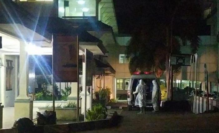 Selasa malam, satu unit mobil ambulance tiba sekitar pukul 23.30 WIB. di depan RSUP Adam Malik, Medan, untuk membawa jenazah pasien COVID-19. (Foto:MediaIndonesia)
