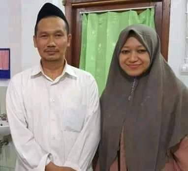 KH Bahauddin Nursalim (Gus Baha') bersama isterinya, dari Pesantren Sidogiri Pasuruan. (Foto: Istimewa)