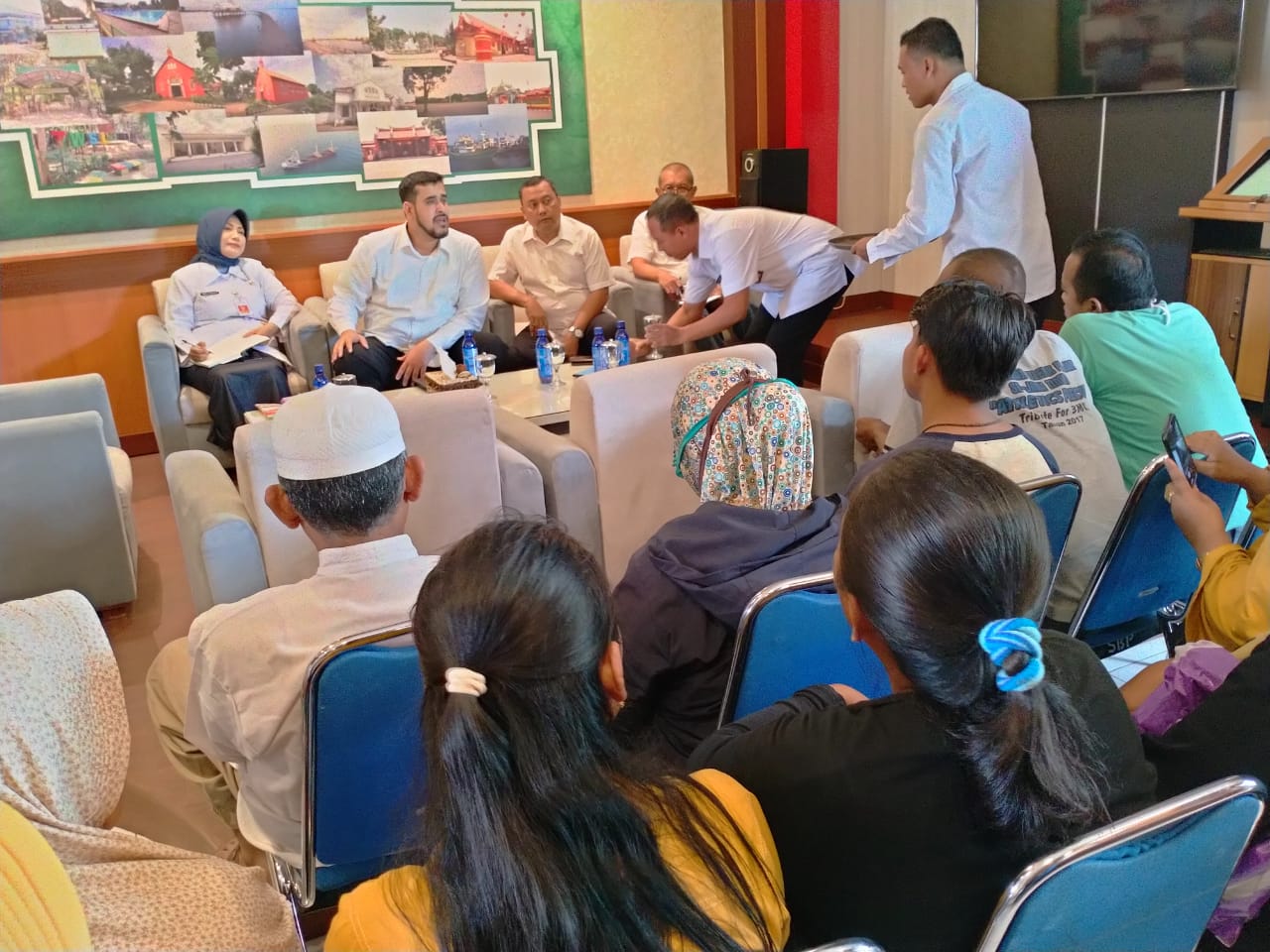Puluhan pedagang Pasar Baru, Kota Probolinggo saat bertemu Walikota Hadi Zainal Abidin (kedua dari kiri). (Foto: Ikhsan Mahmudi/Ngopibareng.id)