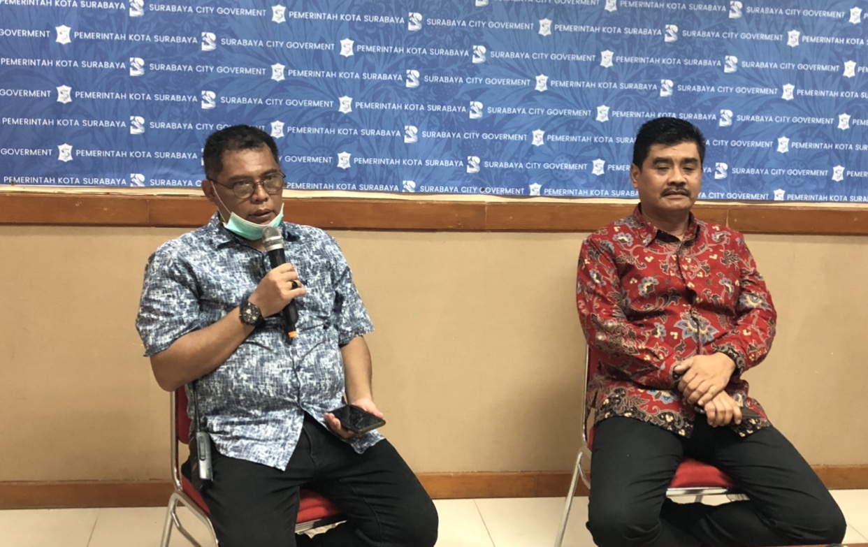 Ketua BPB Linmas, Eddy (kiri), saat jumpa pers di kantor Humas Pemerintah Kota Surabaya, Rabu 18 Maret 2020. (Foto: Andhi Dwi/Ngopibareng.id)