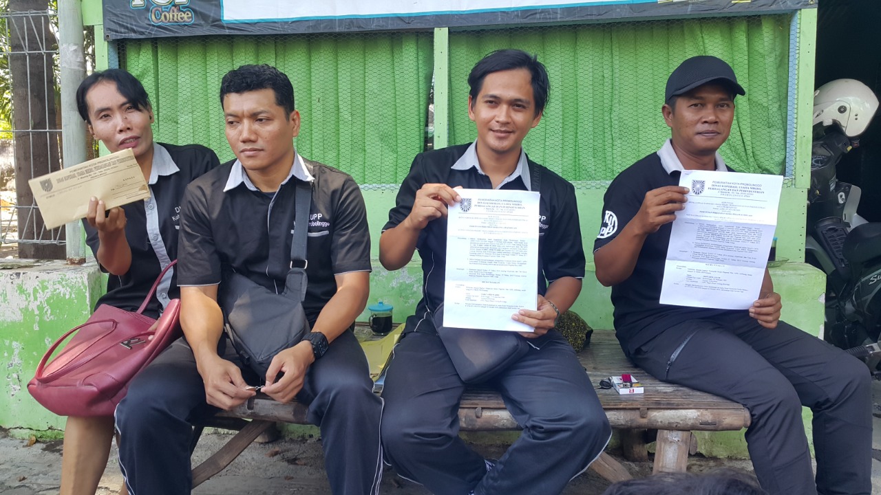 Pegawai tidak tetap (PTT) di Pasar Gotong Royong mengadu ke DPRD Kota Probolinggo. (foto: Ikhsan Mahmudi/ngopibareng.id)