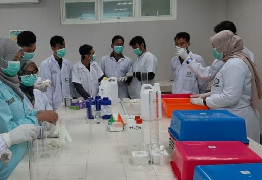 Para mahasiswa, dosen dan Kepala Laboratorium FST UINSA membuat cairan antiseptik. (Foto: Ni'am Kurniawan/Ngopibareng.id)