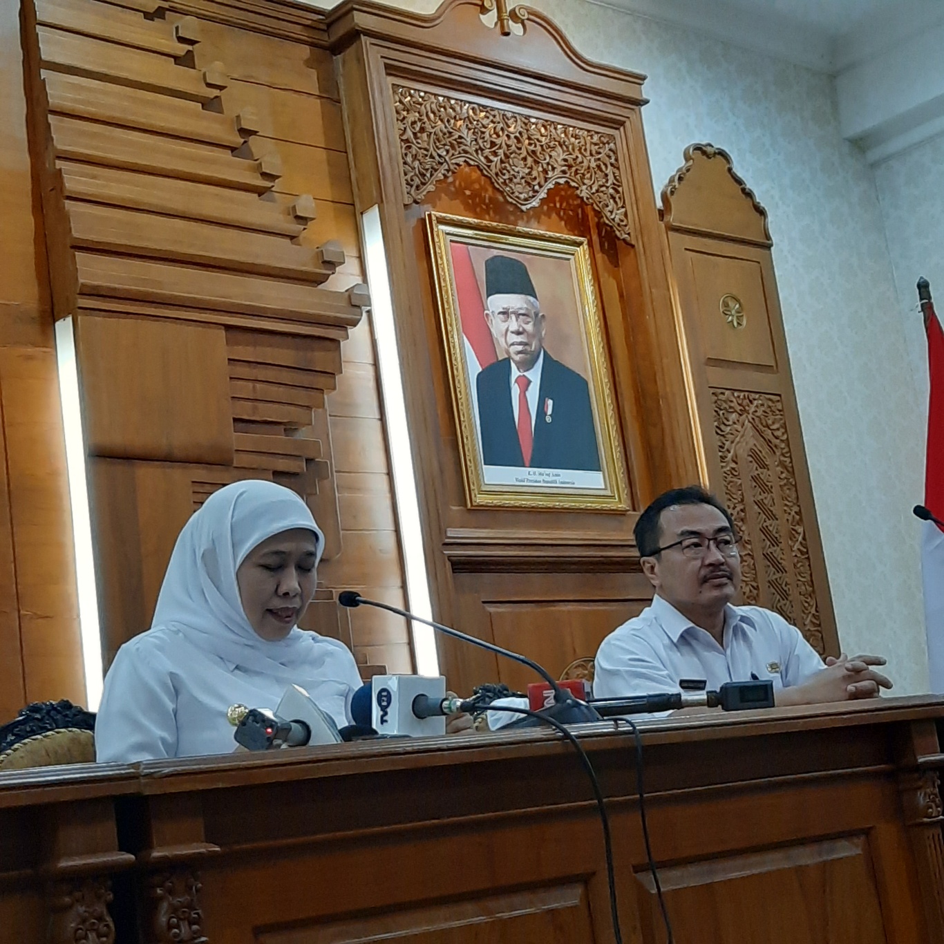Gubernur Jawa Timur Khofifah Indar Parawansa saat berbincang di konferensi pers di Grahadi. (Foto: Alief Sambogo/Ngopibareng.id)