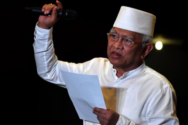KH Ahmad Mustofa Bisri (Gus Mus), Penyair yang Pengasuh Pesantren Raudlatut Thalibiin Rembang. (Foto: Istimewa)