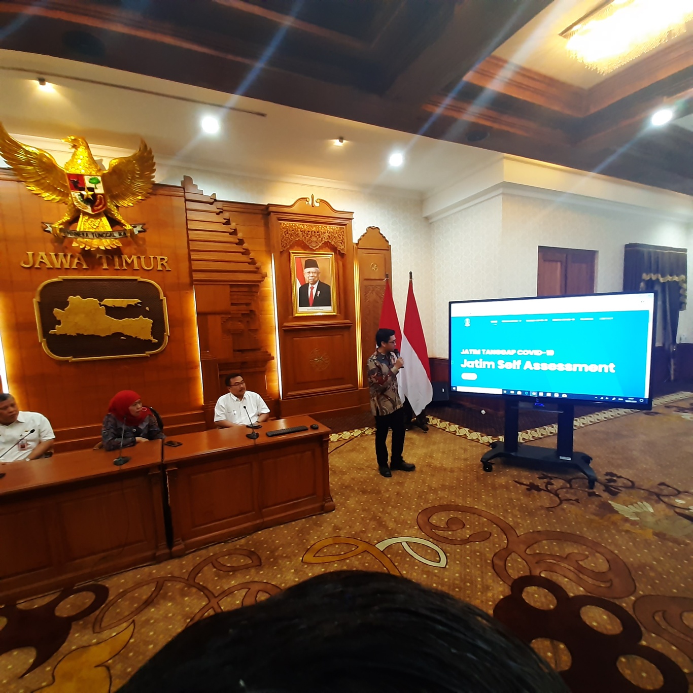 Gubernur Jawa Timur Khofifah Indar Parawansa saat meluncurkan website Covid 19 di Gedung Negara Grahadi. (Foto: Alief Sambogo/Ngopibareng.id)