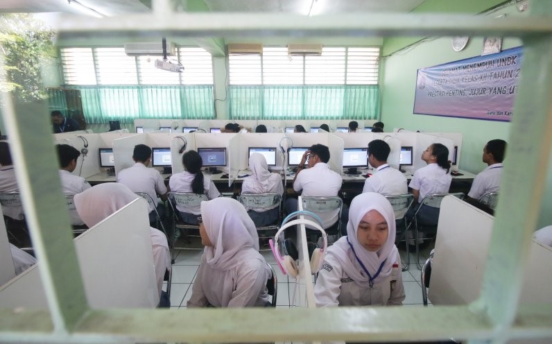  Sejumlah siswa mengikuti Ujian Nasional Berbasis Komputer (UNBK) di Sekolah Menengah Atas (SMA) 70 Bulungan, Jakarta, Senin 1 Maret 2019. Sebanyak 2.019.680 siswa Sekolah Menengah Atas (SMA) dan Madrasah Aliyah (MA) di seluruh Indonesia mengikuti UNBK yang diselenggarakan pada 1, 2, 4, dan 8 April 2019. (Foto: Antara/Rivan Awal Lingga)