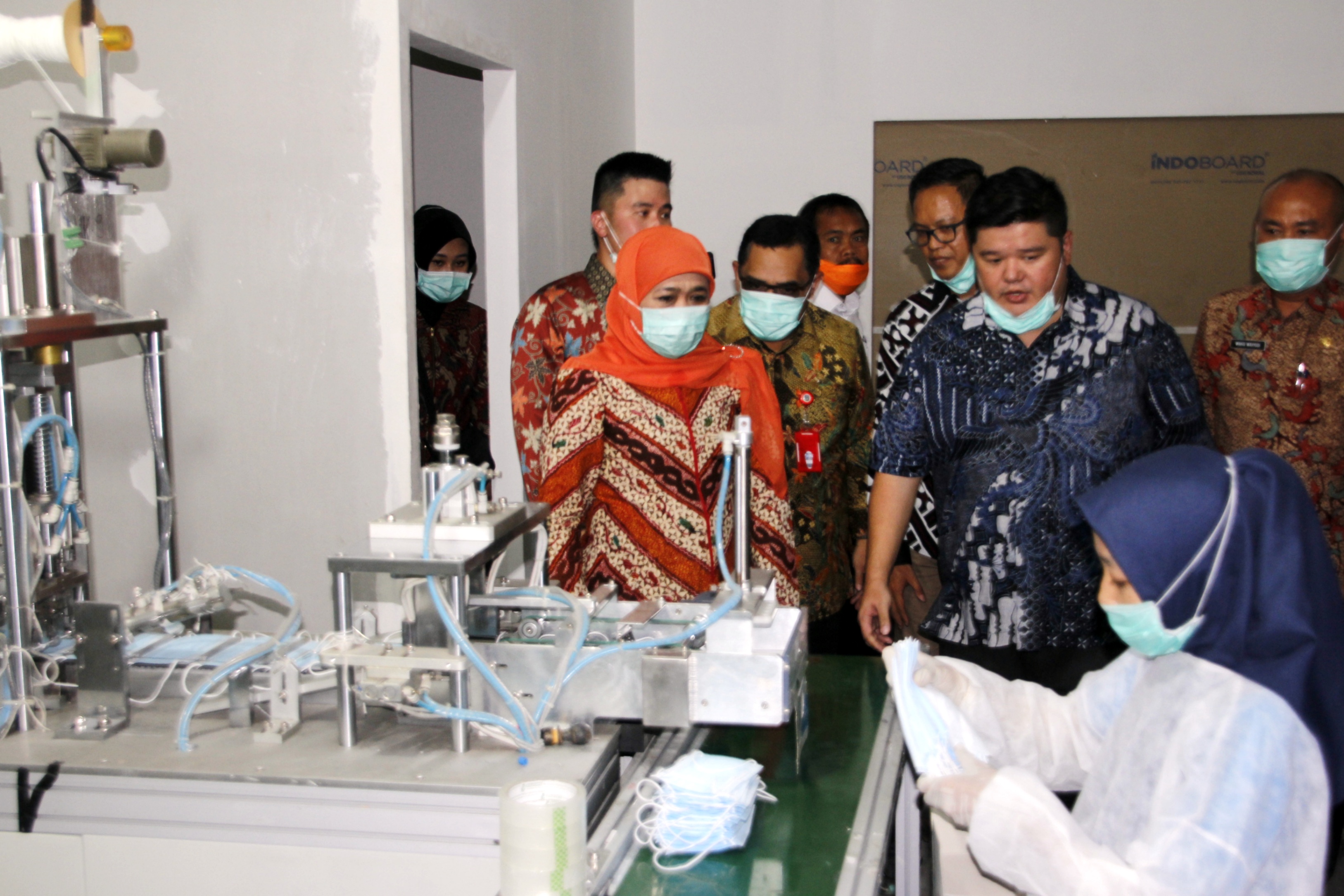 Gubernur Jawa Timur, Khofifah Indar Parawansa, melihat produksi pembuatan masker di CV Beauty Kasatama, Surabaya, Kamis 19 Maret 2020. (Foto: Fariz Yarbo/Ngopibareng.id) 