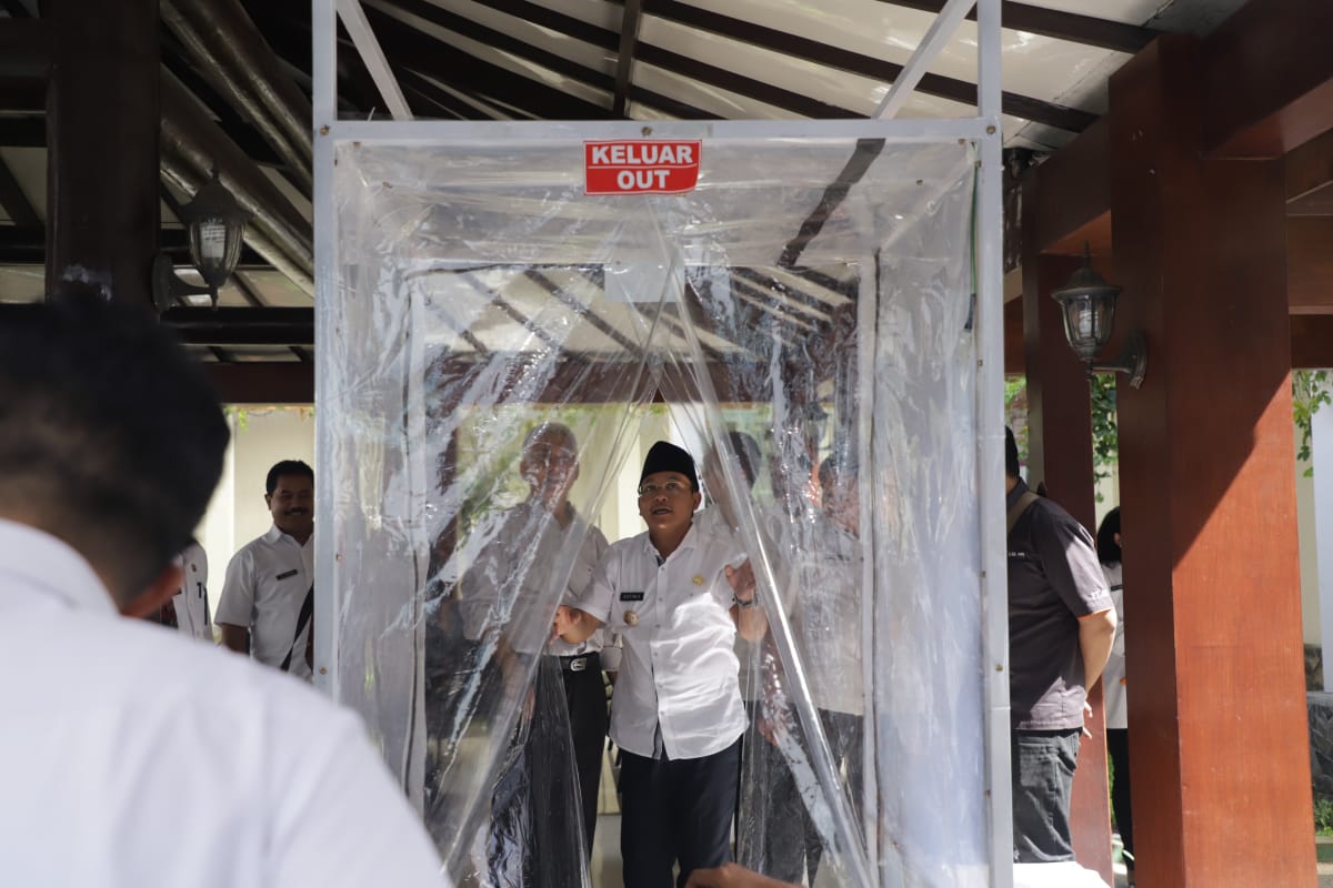 Wali Kota Malang, Sutiaji saat mencoba alat Bilik Sico (Sikat Corona) (Foto: istimewa)