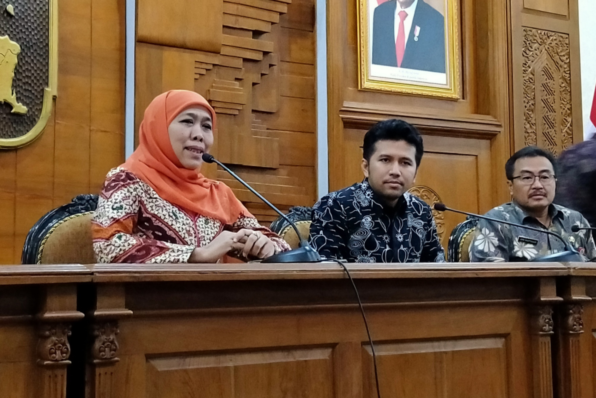 Gubernur Jawa Timur Khofifah Indar Parawansa didampingi Wagub Emil Elestianto Dardak, saat memberi keterangan pers di Gedung Negara Grahadi, Surabaya, Kamis 19 Maret 2020. (Foto: Fariz Yarbo/Ngopibareng.id)