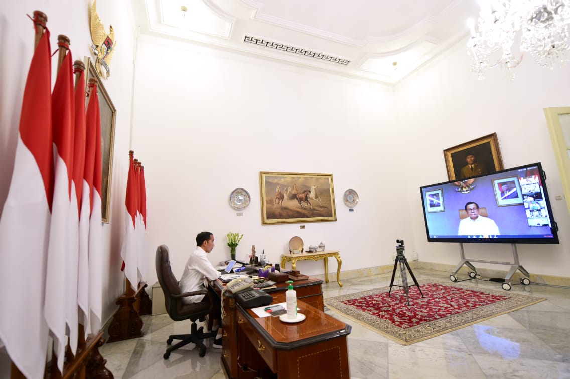 Presiden Joko Widodo (Jokowi) memimpin Rapat Terbatas (Ratas) bersama jajaran menteri Kabinet Indonesia Maju melalui teleconference dari Istana Merdaka. (Foto: Setpres)