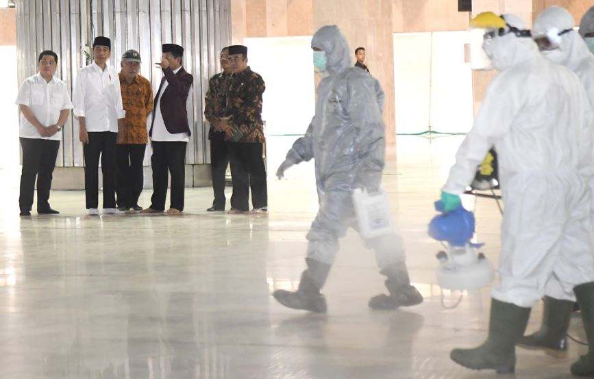Presiden Joko Widodo (Jokowi) saat menyaksikan penyemprotan disinfektan di Masjid Istiqlal, beberapa waktu lalu. (Foto: Setpres)