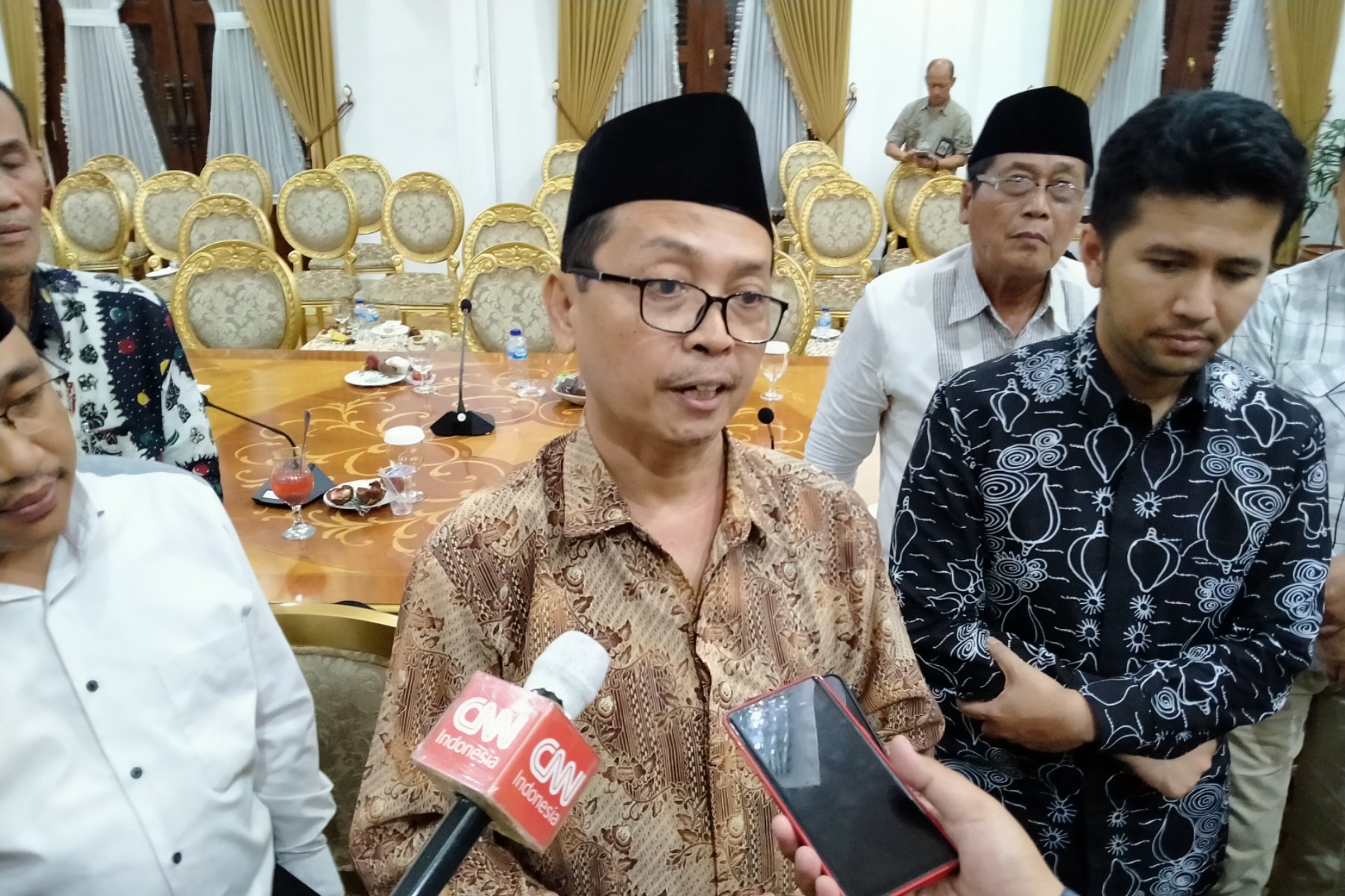 Sekretaris MUI Ainul Yaqin usai pertemuan di Gedung Negara Grahadi, Surabaya, Kamis 19 Maret 2020. (Foto: Fariz Yarbo/Ngopibareng.id)