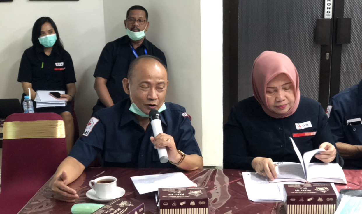 Tri Siswanto (kiri) bersama Ketua PMI Surabaya dalam jumpa pers di Kantor PMI Surabaya. (Foto: Andhi Dwi/Ngopibareng.id)