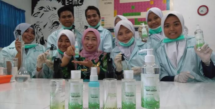 Siswa SMKN I Grati menunjukkan hand sanitizer hasil karya sendiri yang diberi nama King One. (Foto: Dok Humas)